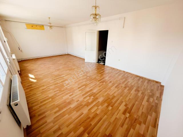 Cadde Üzeri İzban Yakını Doüalgazlı 125m² 2+1