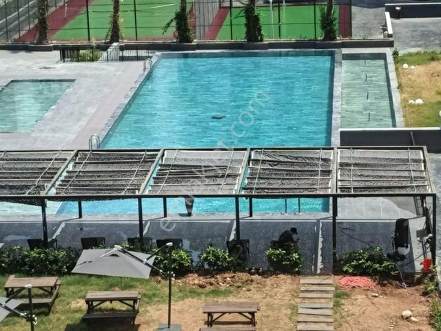 Cadde Üzerinde Yüzme Havuzlu Güvenlikli Sosyal Alanlı Sitede 2+1 Sıfır Lüks Daire