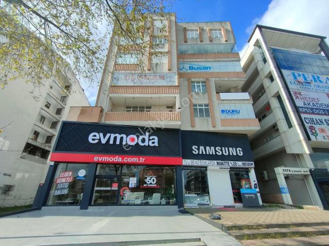 Cadde Üzerinde İşyeri Ve Konuta Uygun Teraslı Geniş Kiralık 3+1