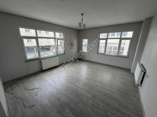 Cadde Üzerinde Satılık 3+1 Daire