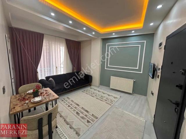 Cadde Yanı Yeni Bina 1+1 Ara Kat Metro Metrobüs 8 Dk Fırsat!
