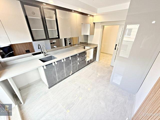 CADDE OKUL ÇARŞI YANI YENİ BİNA EBEVEYN BANYOLU ÖN CEPHE LÜX 3+1