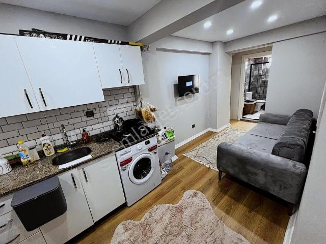 Cadde Paralelinde Temiz Eşyalı Ferah Merkezi Konumda 1+1
