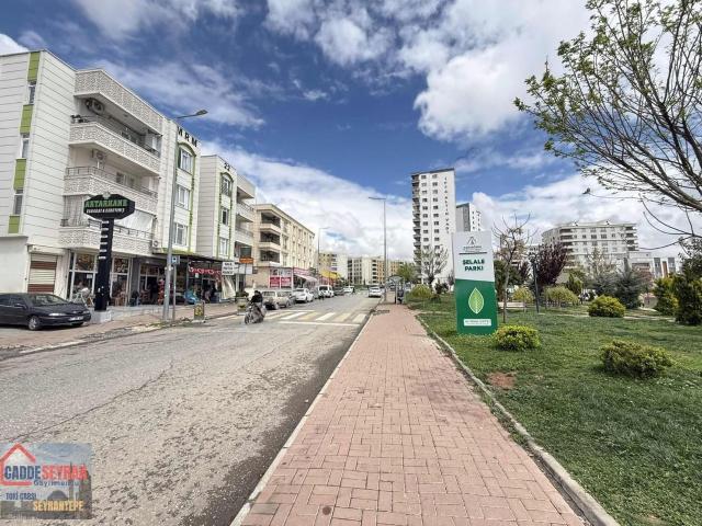Cadde Seyrandan Satlık 2+1 /115 M2