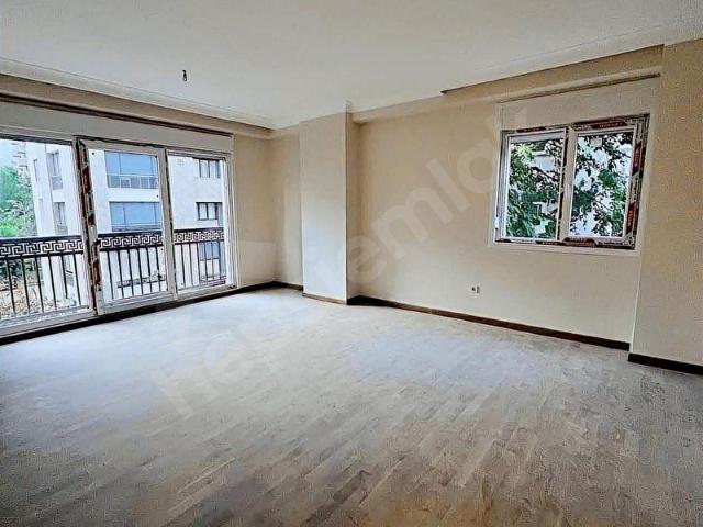 CADDEBOSTAN 'DA BAĞDAT CADDESİ 'NE 5.BİNA SATILIK 2+1 DAİRE