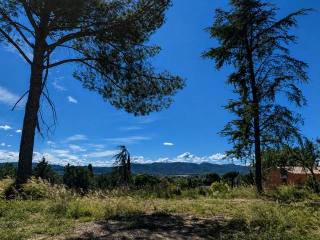 Cadenet – Terrain viabilisé 430 m² avec vue dominante