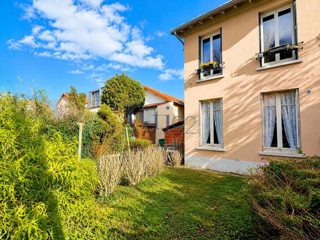 CADRE VERDOYANT STUDIO DANS UNE PETITE MAISON