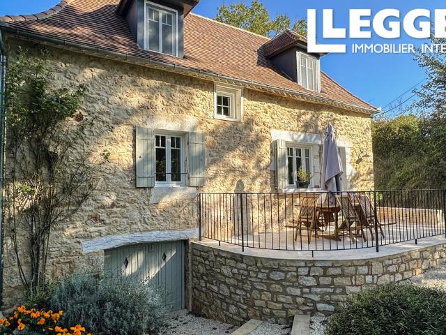 Cadre exceptionnelle pour cette propriété en pleine nature sur un terrain de 1.28ha avec bois