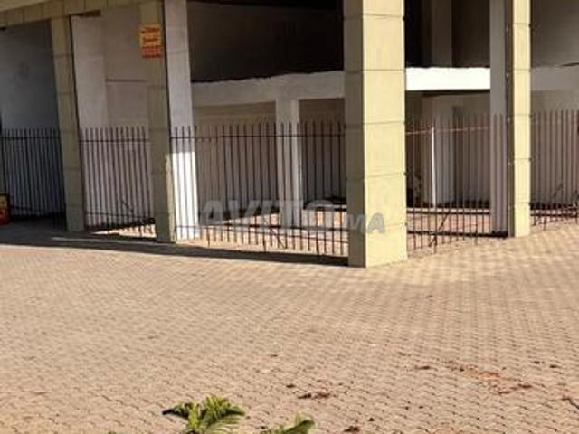 Café sur la rue principale avec terrasse