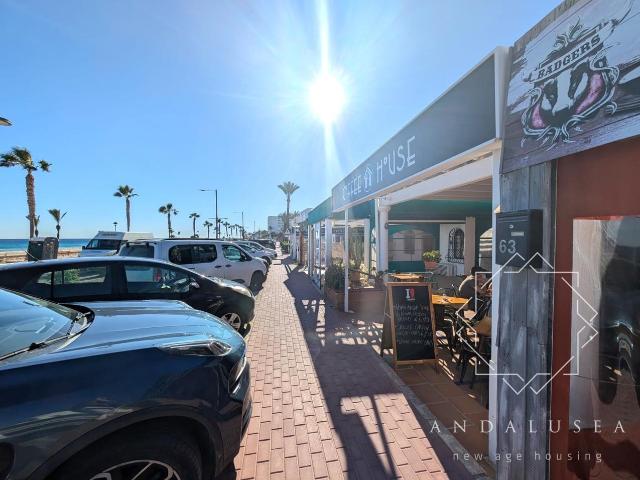 ¡Cafetería Coffe House! Se traspasa uno de los negocios. 90m² Mojácar