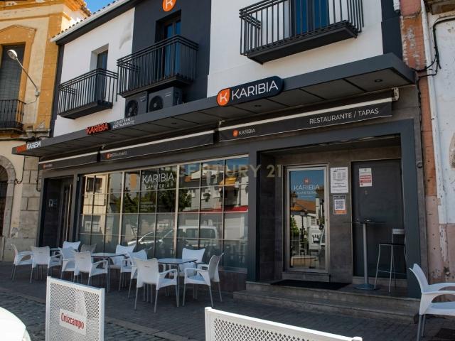 Cafetería en venta en la Plaza Mayor de Madroñera con posibilidad de terraza