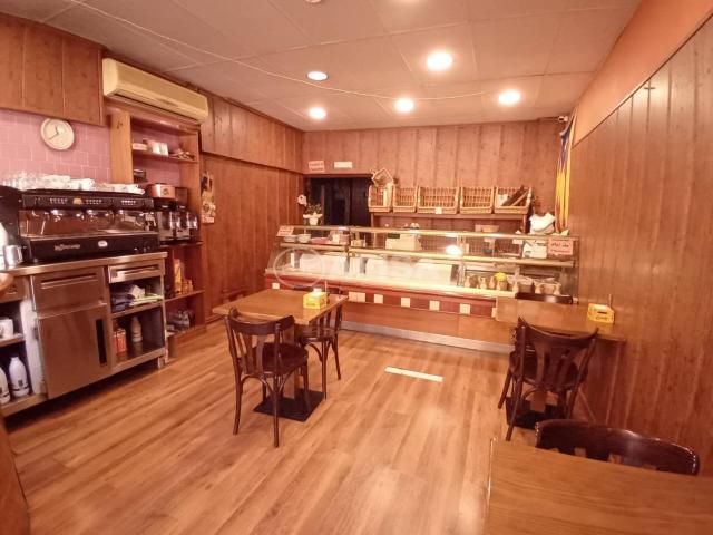 CAFETERÍA HORNO EN PLENO RENDIMIENTO EN TRASPASO