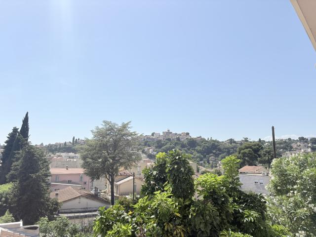 CAGNES SUR MER Appartement 3P rénové. Balcon. Deux parkings. Une cave