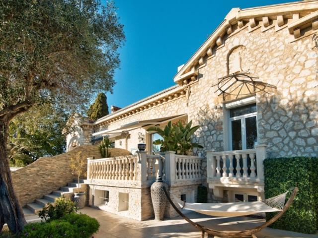 CAGNES SUR MER BASTIDE EN PIERRE DE 200M² A VENDRE TERRASSES EXCEPTIONNELLES ENTIEREMENT RENOVEE PARKING PRIVATIF