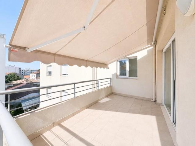 CAGNES SUR MER CENTRE APPARTEMENT 2 PIÈCES TERRASSE GARAGE