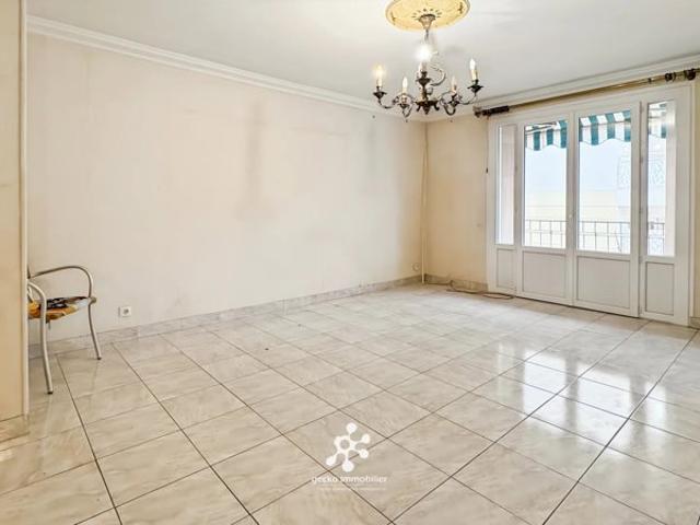 CAGNES SUR MER – Centre ville – 4P Traversant à fort potentiel avec cave