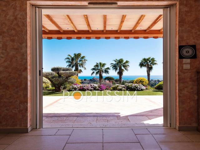 Cagnes Sur Mer / Colline proche centre / villa vue mer