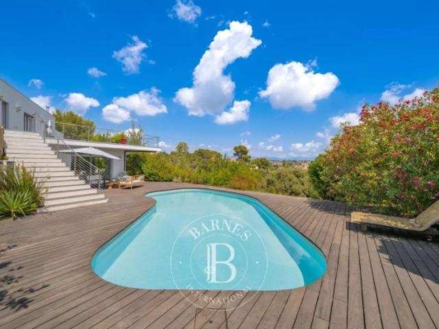 Cagnes sur Mer Élégante villa contemporaine avec vue mer et montagnes