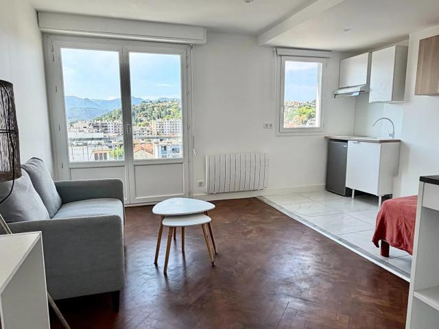 CAGNES SUR MER STUDIO DERNIER ETAGE VUE CHATEAU