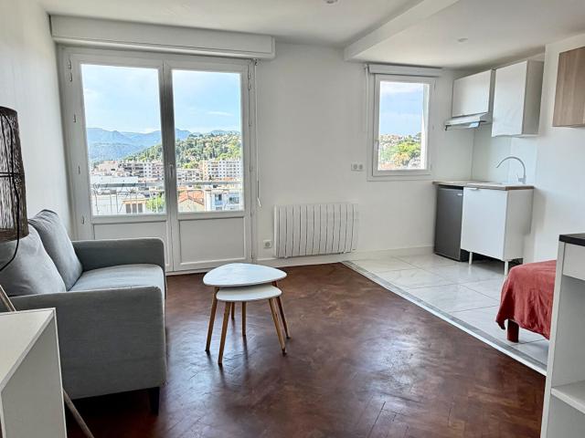 CAGNES SUR MER STUDIO DERNIER ETAGE VUE CHATEAU