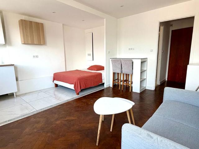 CAGNES SUR MER STUDIO DERNIER ETAGE VUE CHATEAU