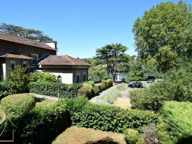 CALUIRE Quai de Saône – Magnifique Appartement T2 de 53 m², terrasse de 17 m² avec vue le fleuve et stationnement