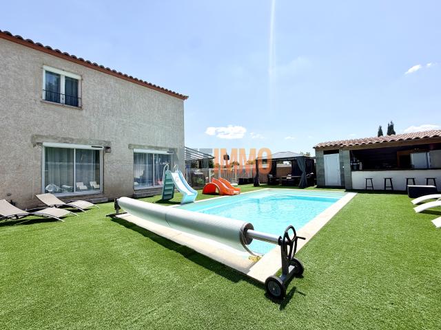 CALVISSON: VILLA 6 CHAMBRES PISCINE CHAUFFEE ENTIEREMENT RENOVEE