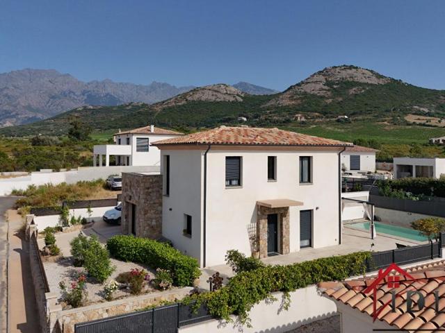 Calenzana Villa contemporaine très récente avec piscine, a