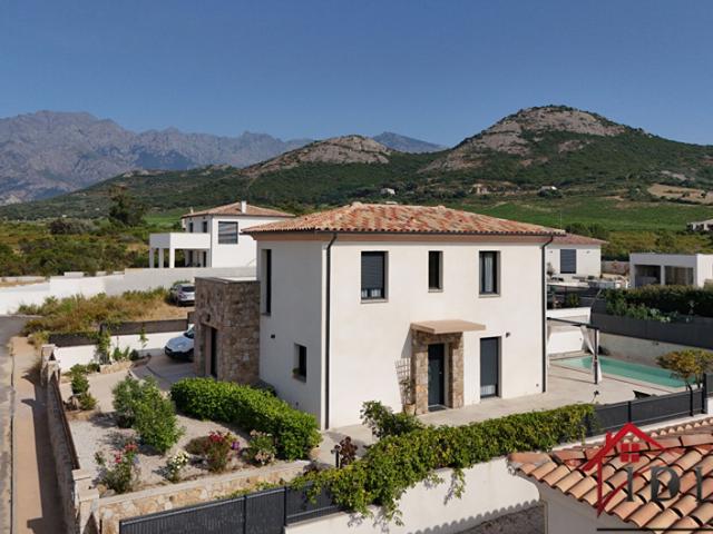 Calenzana Villa contemporaine très récente avec piscine, a
