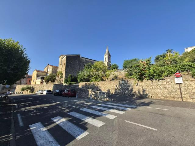 CALLAS – T2 Duplex rénové et prêt à vivre au cœur du village 39m² Callas