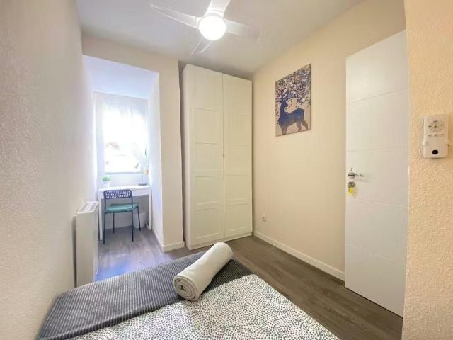 Calle de Valderrobres, Madrid, Community of Madrid 28022