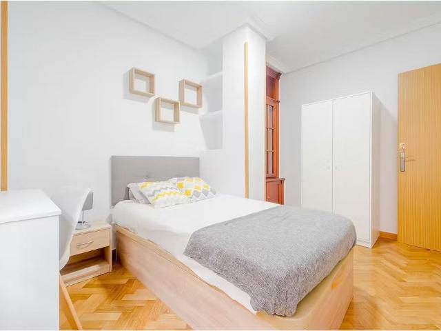 Calle de Amorós, Madrid, Community of Madrid 28028