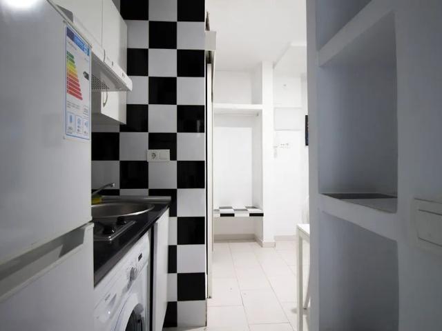Calle de Antonio Zamora, Madrid, Community of Madrid 28011
