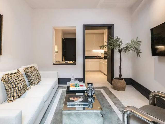 Calle de Apodaca, Madrid, Community of Madrid 28004