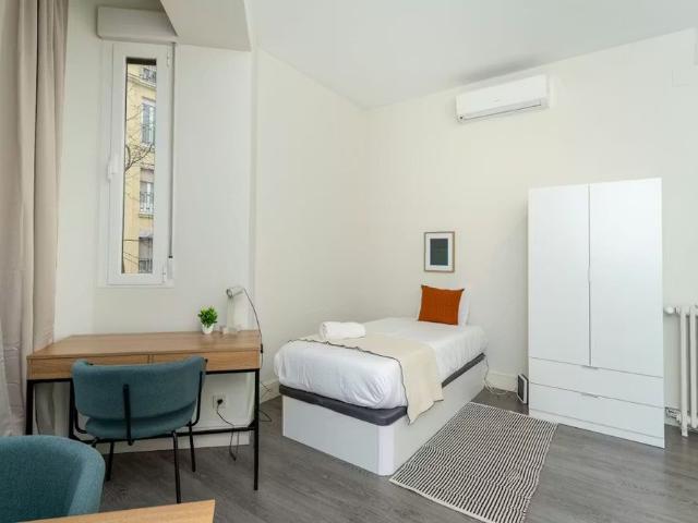 Calle de Blasco de Garay, Madrid, Community of Madrid 28015