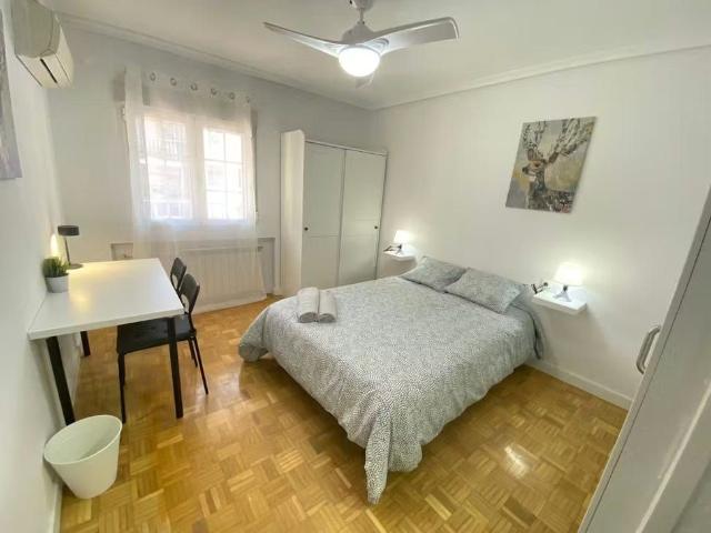 Calle de Cardeñosa, Madrid, Community of Madrid 28053