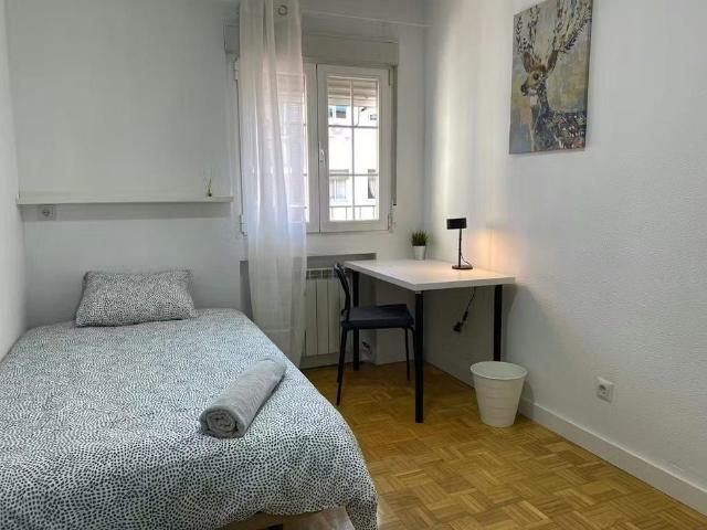 Calle de Cardeñosa, Madrid, Community of Madrid 28053