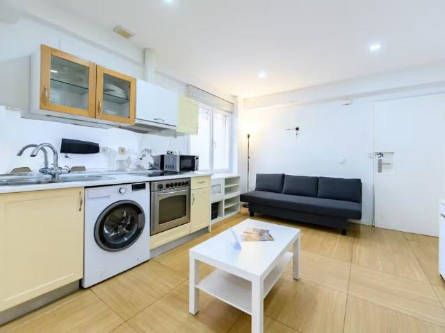 Calle de Esteban Mora, Madrid, Community of Madrid 28027