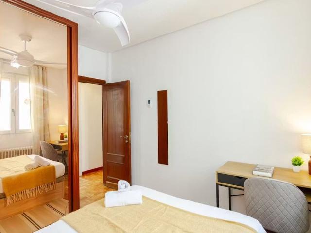 Calle de Fernández de la Hoz, Madrid, Community of Madrid 28010