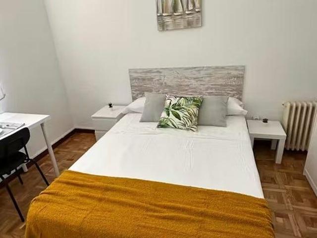 Calle de la Infanta Mercedes, Madrid, Community of Madrid 28020