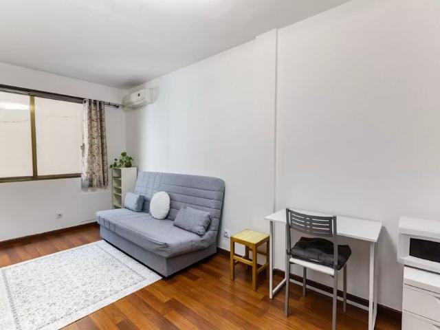 Calle de la Reina, Madrid, Community of Madrid 28004