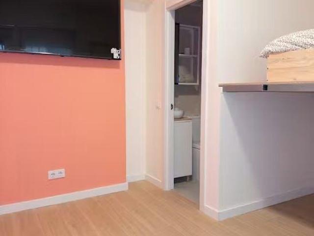 Calle de los Robles, Madrid, Community of Madrid 28053