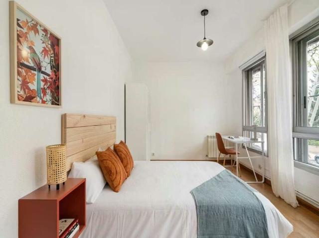 Calle de Mesena, Madrid, Community of Madrid 28033