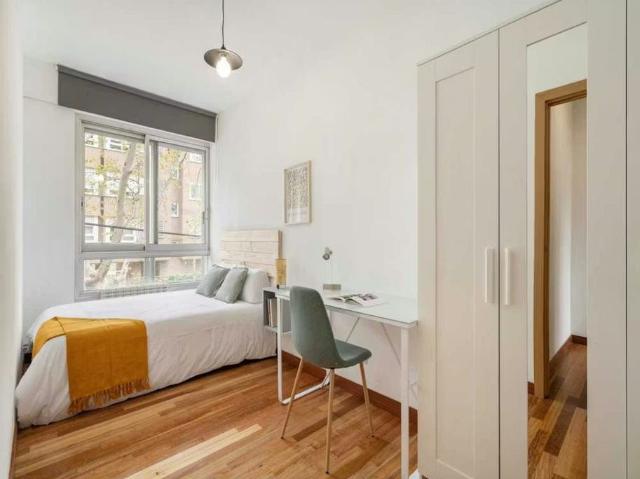 Calle de Mesena, Madrid, Community of Madrid 28033