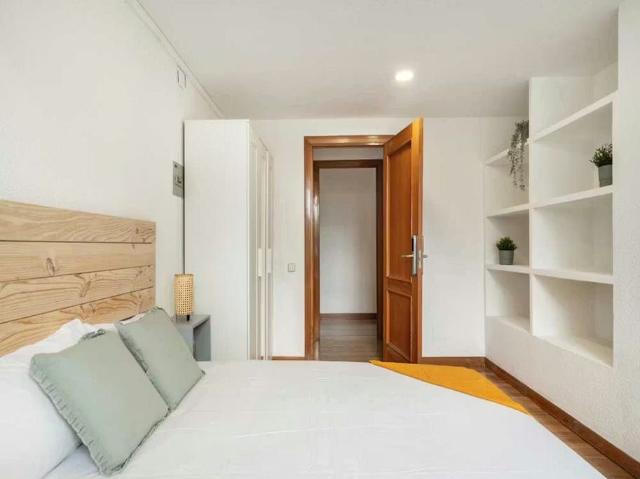 Calle de Mesena, Madrid, Community of Madrid 28033