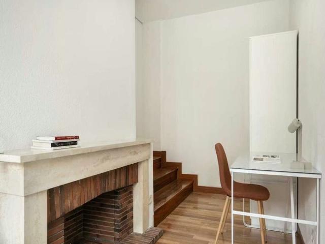 Calle de Mesena, Madrid, Community of Madrid 28033