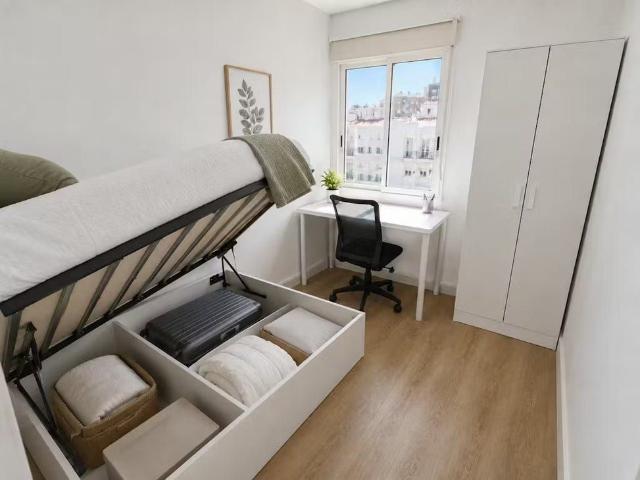 Calle de Ofelia Nieto, Madrid, Community of Madrid 28039