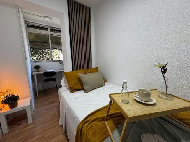 Calle de Oliva de Plasencia, Madrid, Community of Madrid 28044
