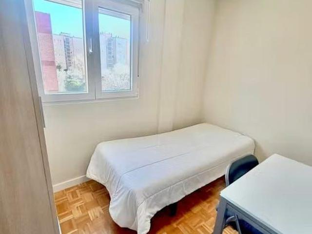 Calle de Paredes de Nava, Madrid, Community of Madrid 28017