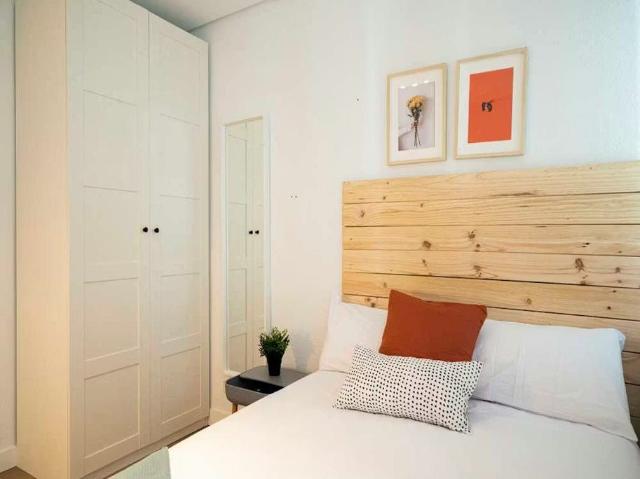 Calle del Conde de la Cimera, Madrid, Community of Madrid 28040